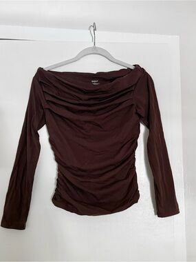 QUINSEN Long-Sleeve Ruched Off-Shoulder Top in Dark Brown